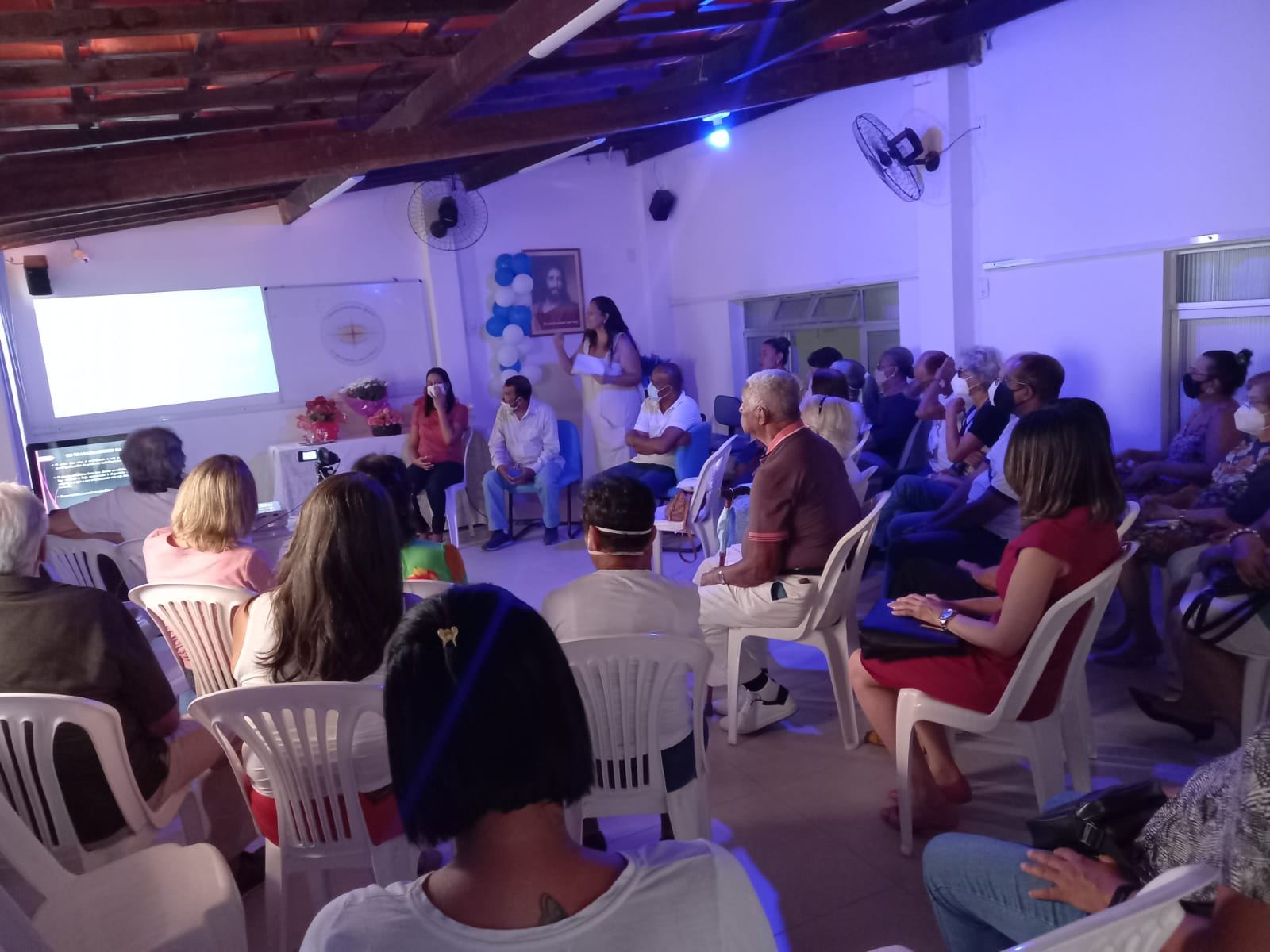 Público assistindo a uma palestra